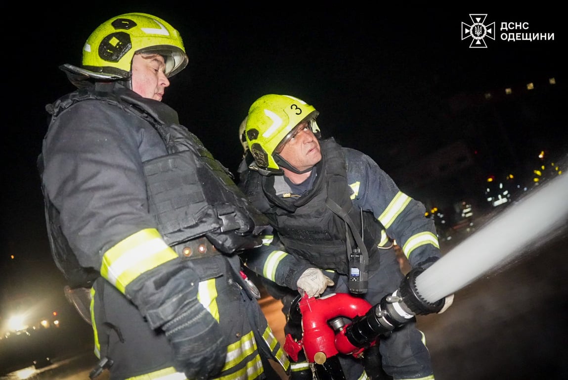 Рятувальники гасять пожежу в Одесі