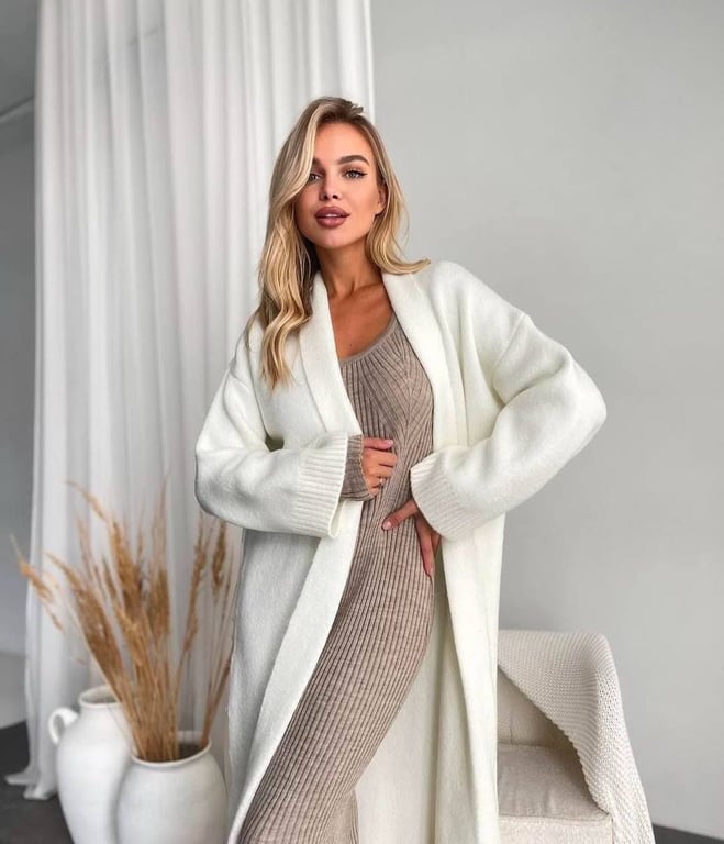 Сукня з кардиганом має затишний і стильний вигляд