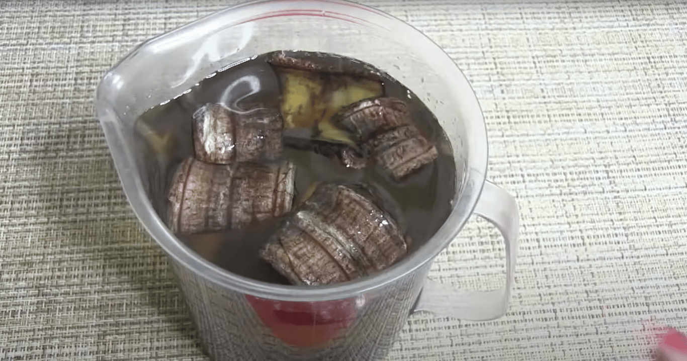 Банановые шкурки в стакане