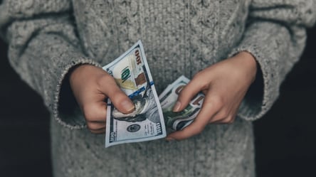 Жінка вкрала гроші у пенсіонера — як її покарав суд - 285x160