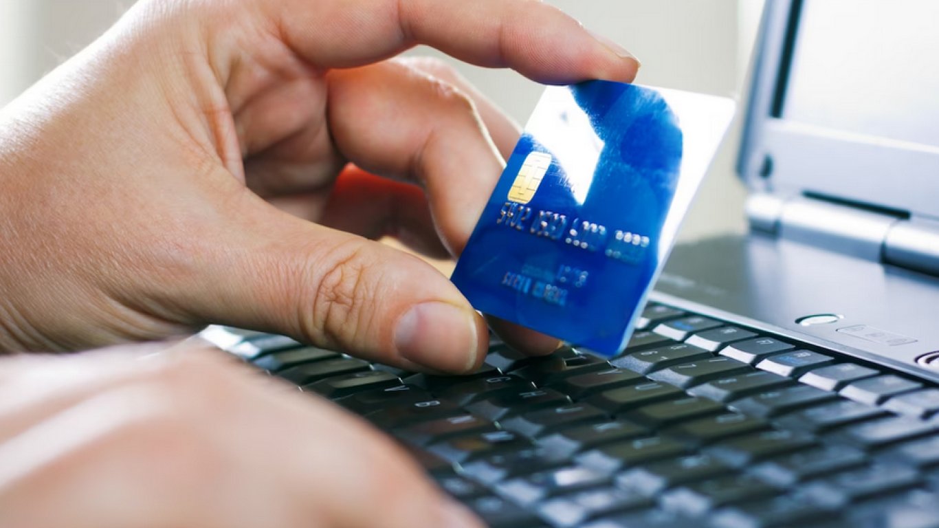 ПриватБанк нараховує відсотки за відкритим шахраями кредитом — деталі