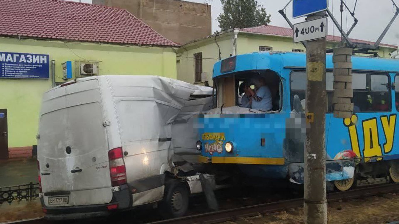 В Одесі тимчасово змінили рух два трамваї