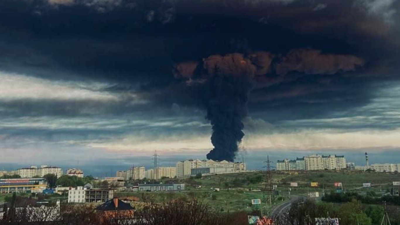 Масштабный пожар на нефтебазе в Севастополе: появились новые подробности