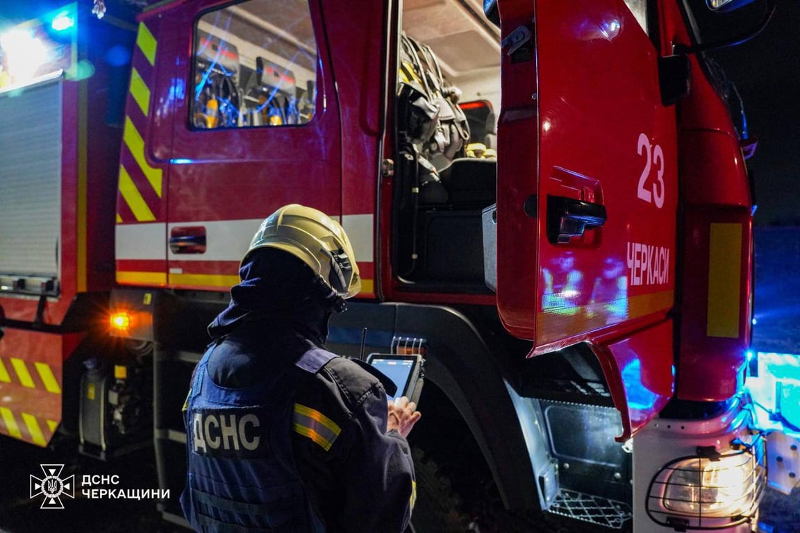 Рятувальник ДСНС біля пожежного авто