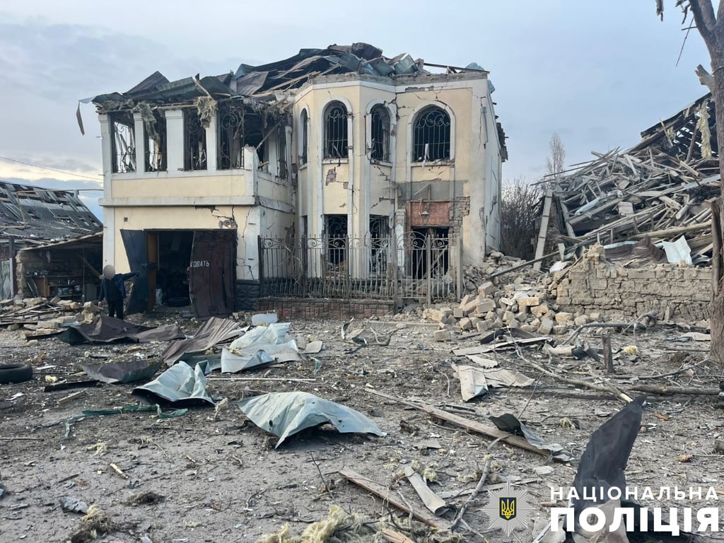 Пошкоджена будівля у центрі Херсона