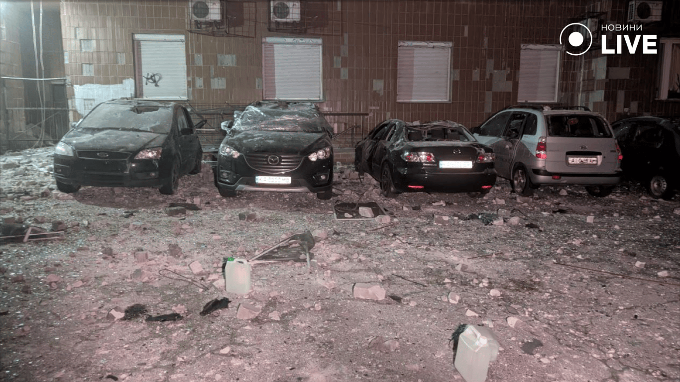 Уламки безпілотників впали у Києві — фото наслідків