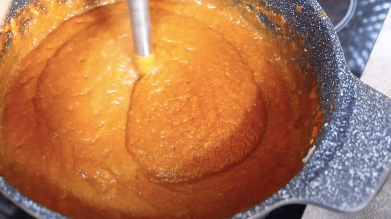 рецепт соусу з кабачків на зиму з томатною пастою, спеціями та оцтом