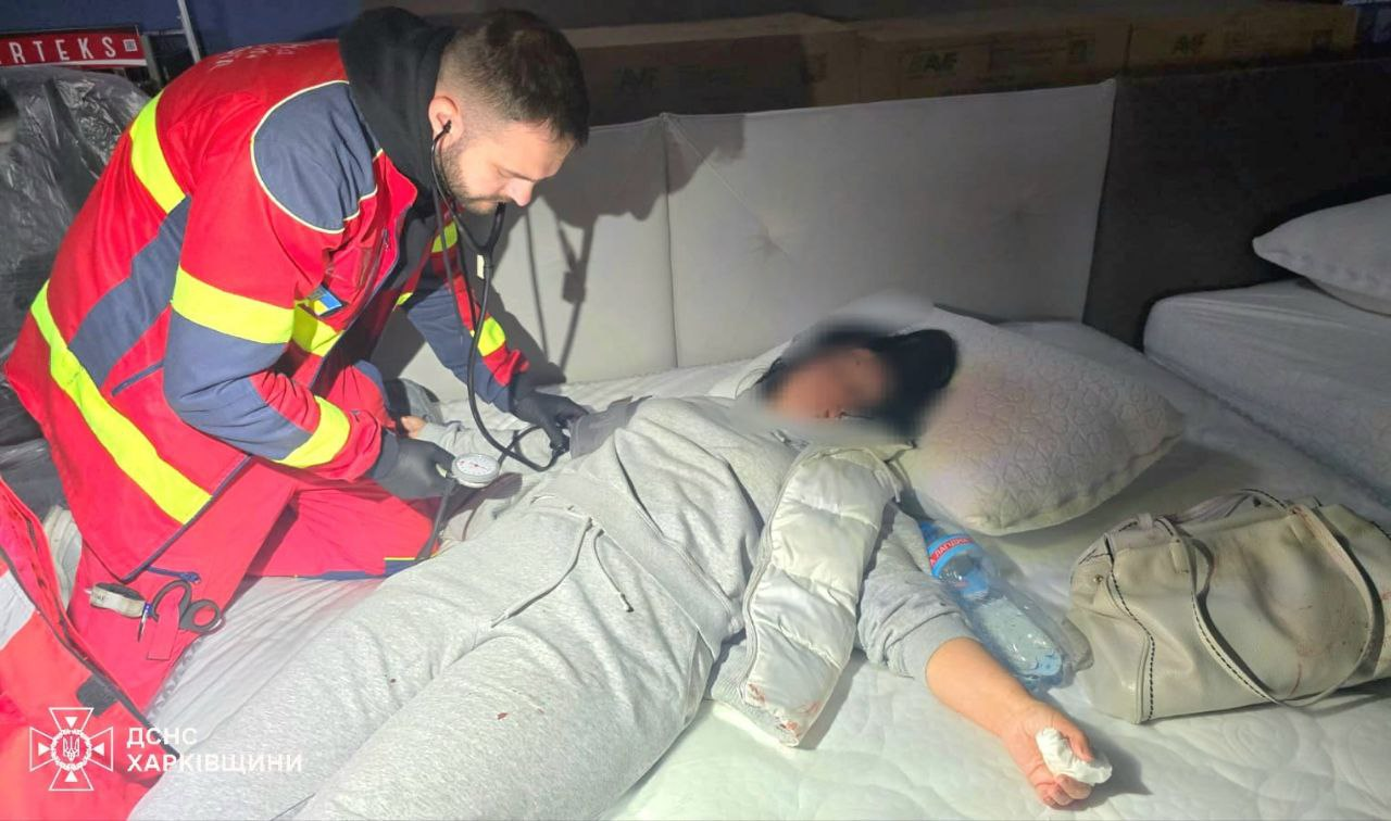 У ДСНС показали наслідки прильоту по меблевому магазину у Харкові - фото 4
