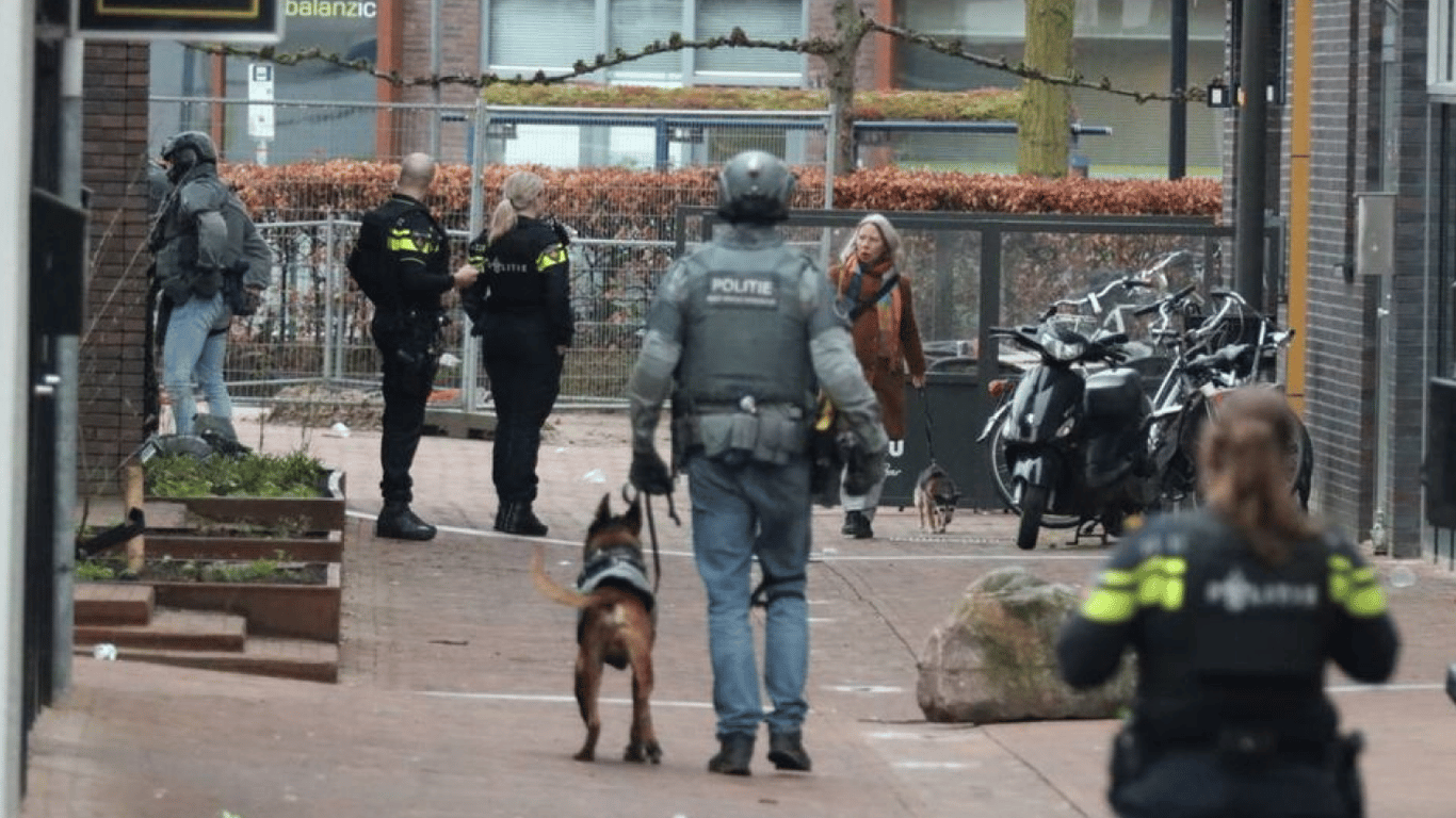 В Нидерландах мужчина в маске захватил заложников в кафе — что известно