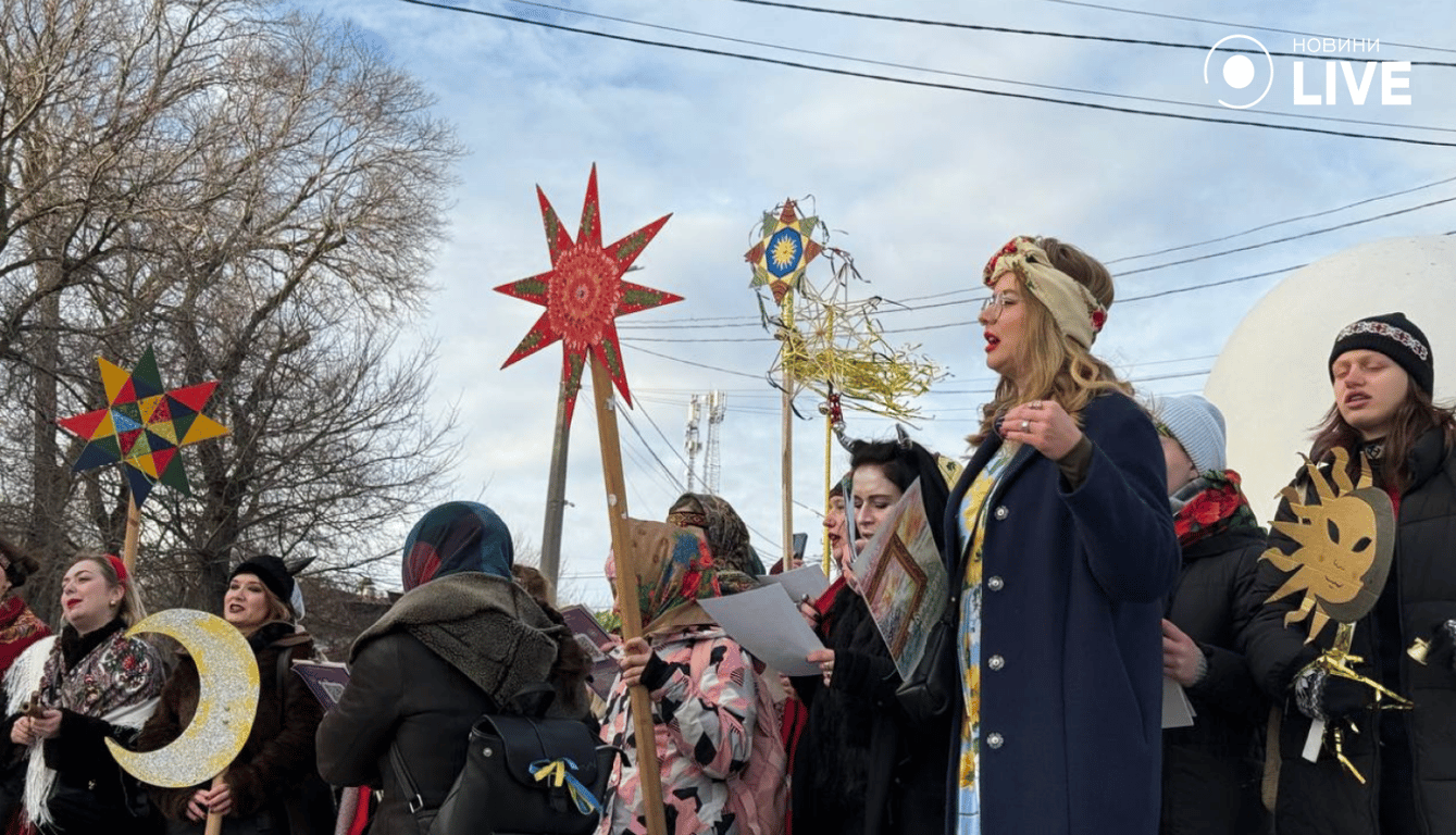Розколяда на пляжі — в Одесі відзначили Водохреща в етно-стилі - фото 5