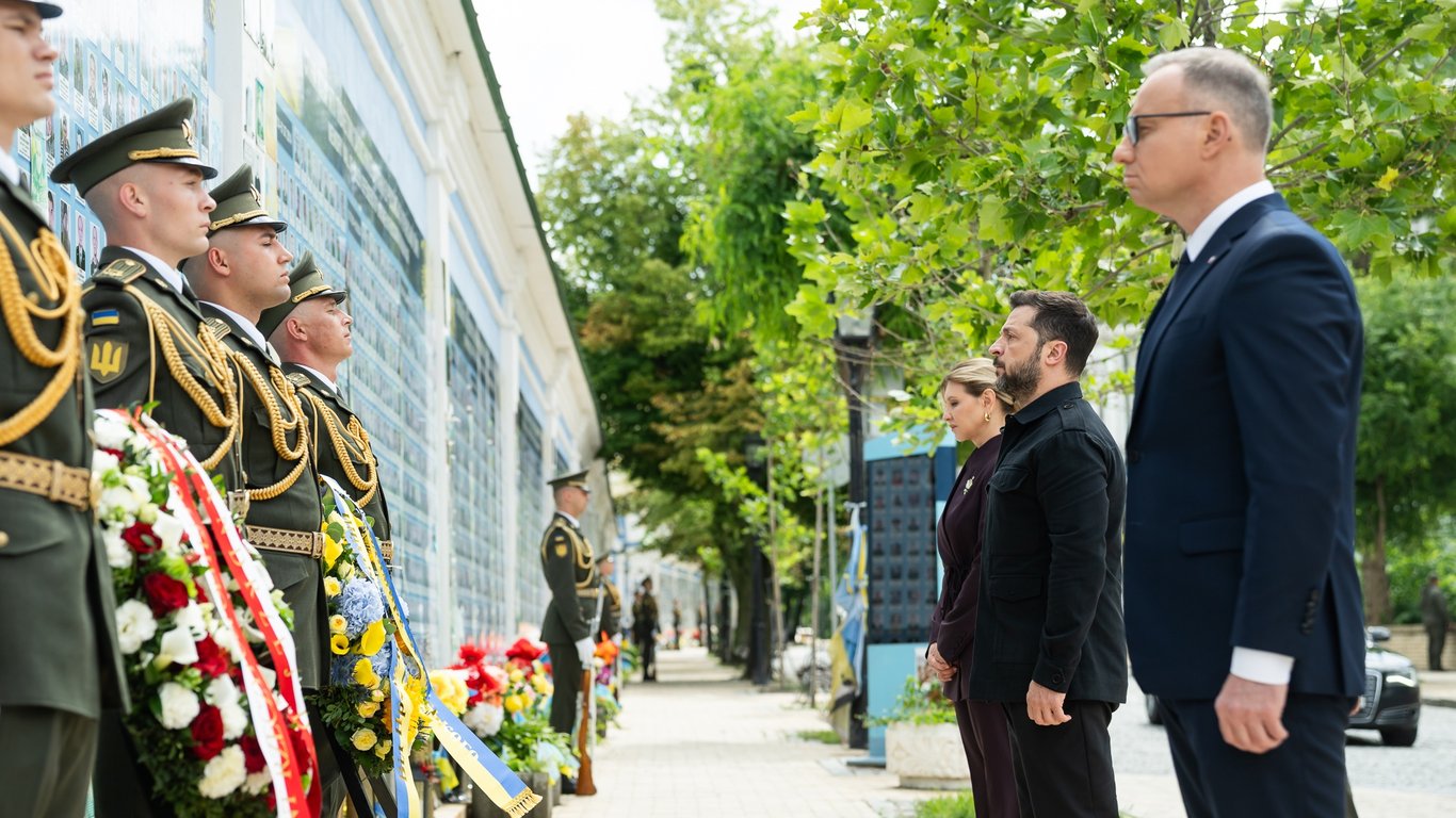 Зеленський та Зеленська з Дудою біля Стіни пам'ять