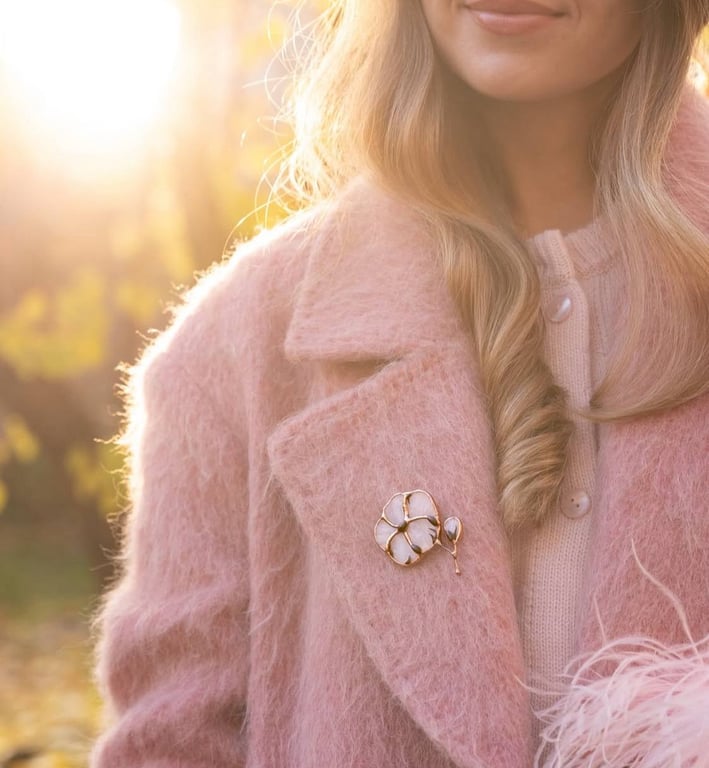 Брошка додасть родзинки різним образам