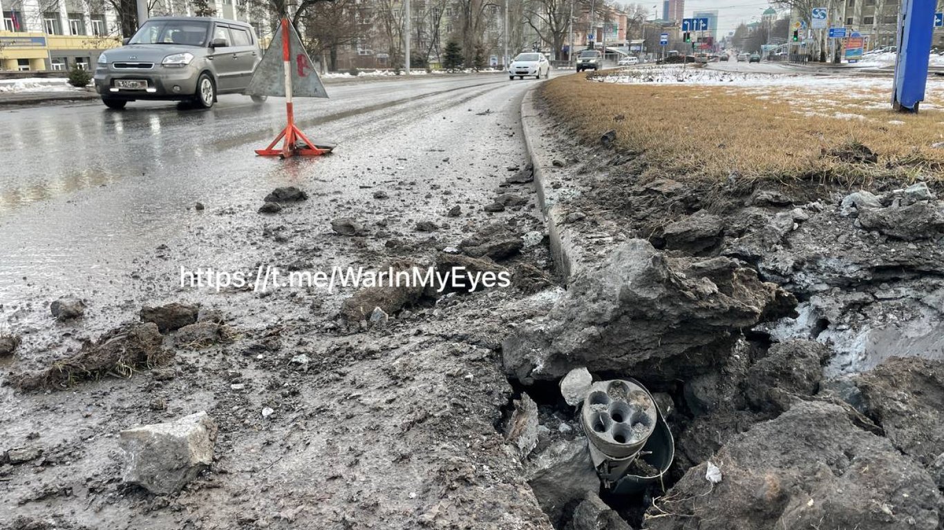 Обстрел центра Донецка 19 февраля: фото и видео последствий