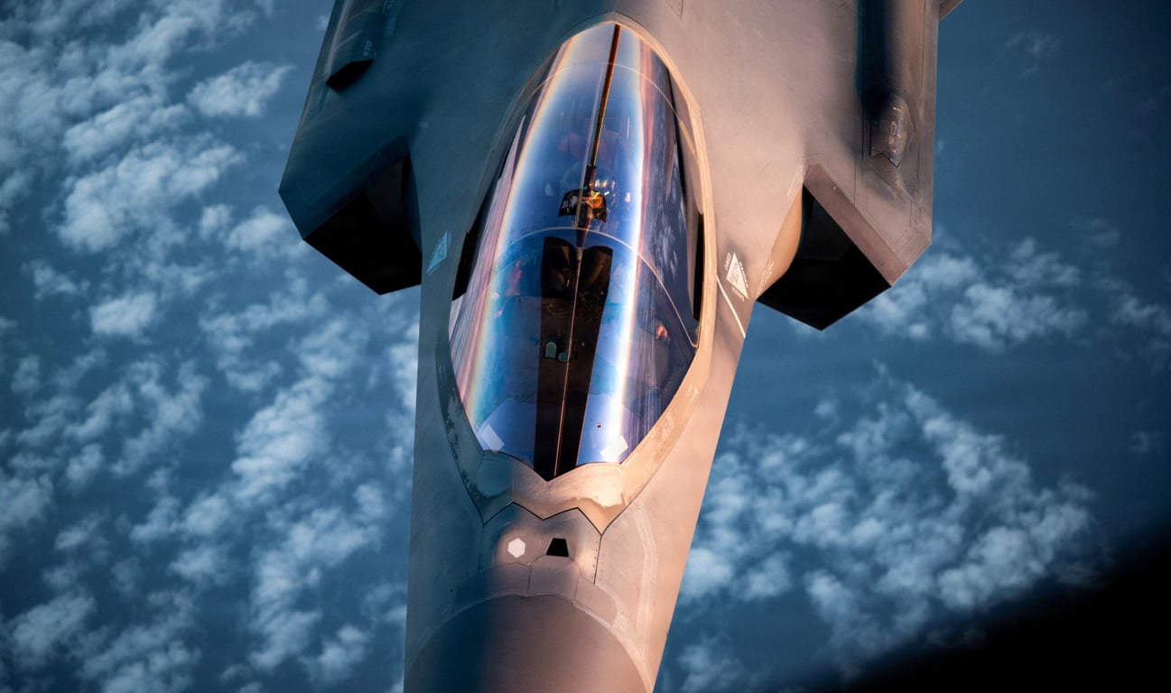 Американский бомбардировщик в небе над Ираном в апреле 2026 года