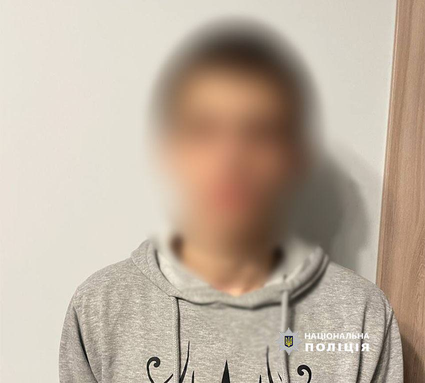 У Києві затримали неповнолітнього, який з ножем напав на дівчину і тяжко поранив