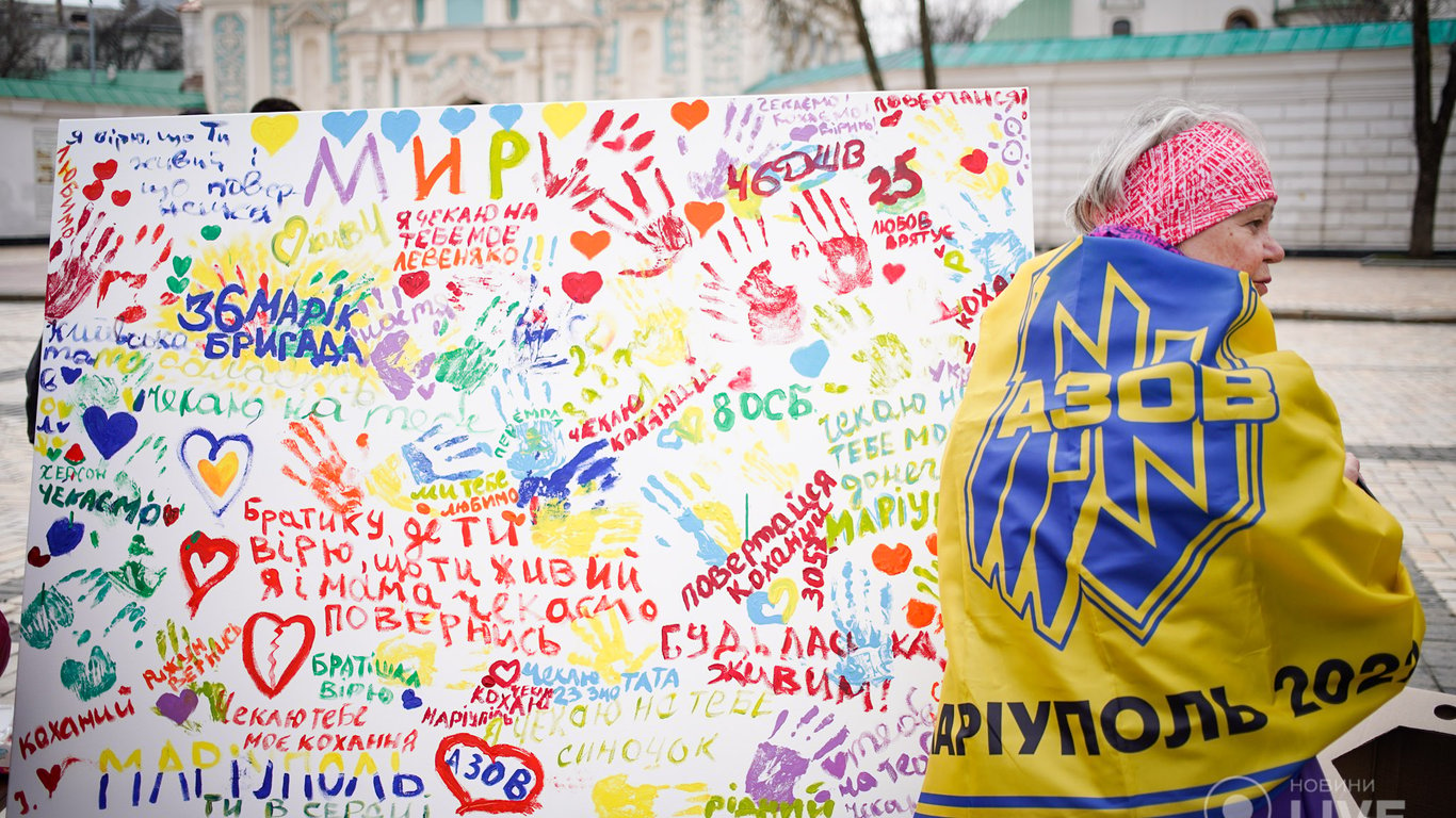 В Киеве на Софийской площади прошла выставка рисунков детей военнопленных: фоторепортаж