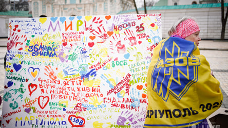 В Киеве на Софийской площади прошла выставка рисунков детей военнопленных: фоторепортаж - 285x160