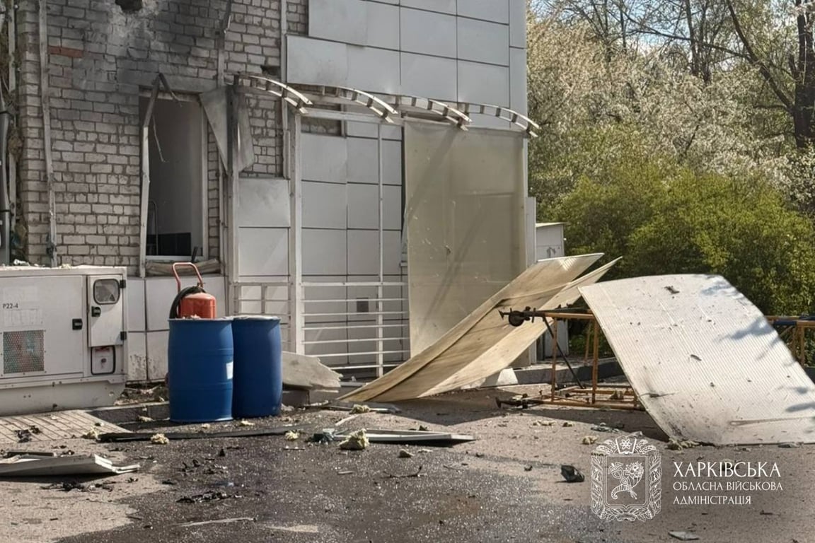 Зруйнована будівля АЗС