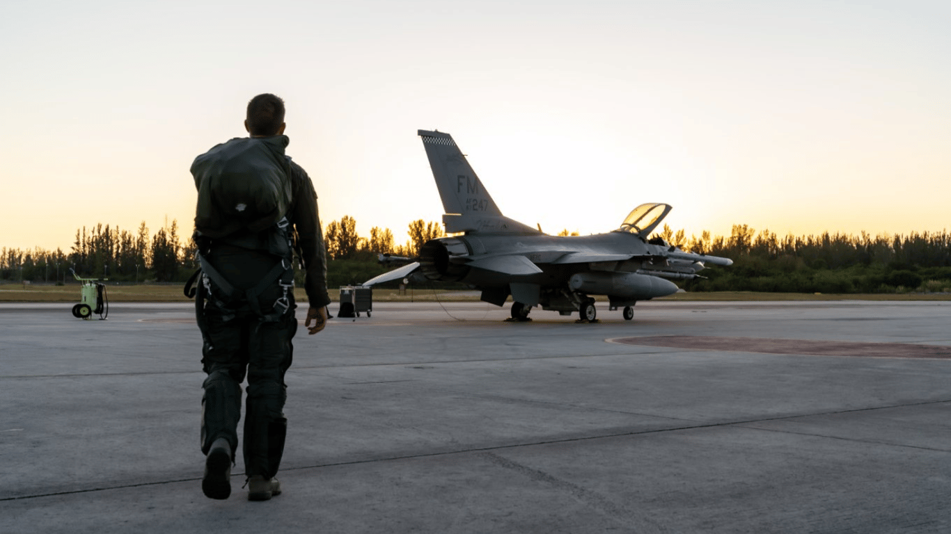 Стало відомо, коли перша група українських пілотів завершить навчання на F-16