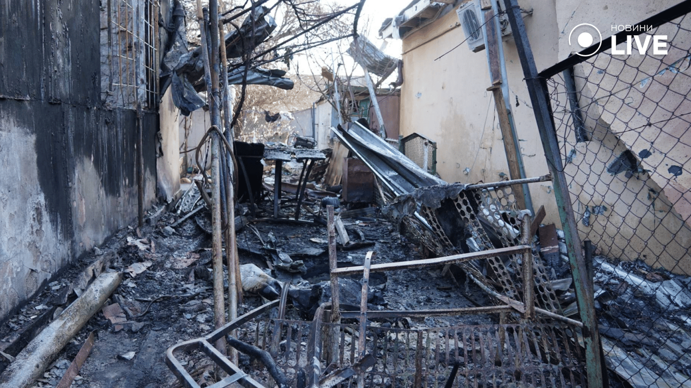 Наслідки у дворі приватного будинкку після атаки дронами