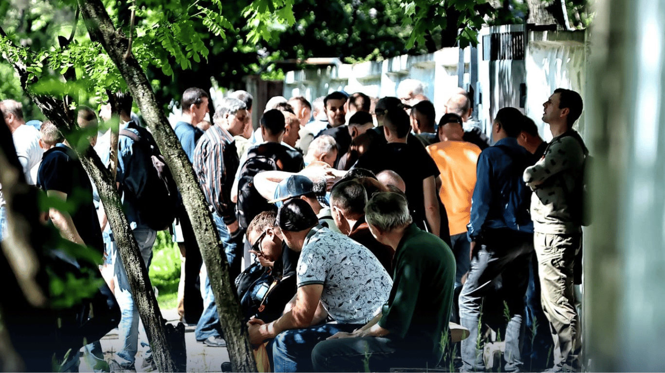 Черги біля ТЦК. Фото: Telegraf