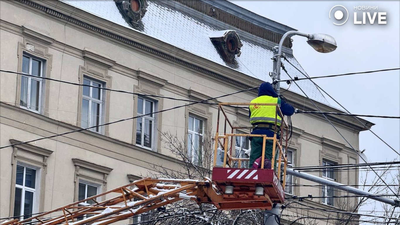 у Львові демонтували ялинку
