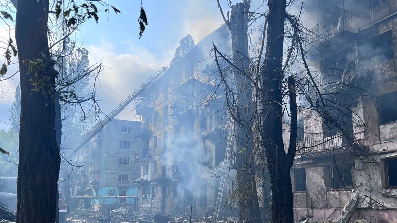 Патрульні показали, як рятували людей у Кривому Розі одразу після атаки РФ