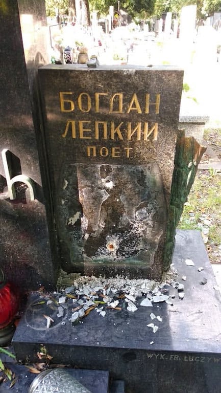 В Польше осквернили могилу украинского писателя: Тихий заявил о преднамеренной провокации - фото 1
