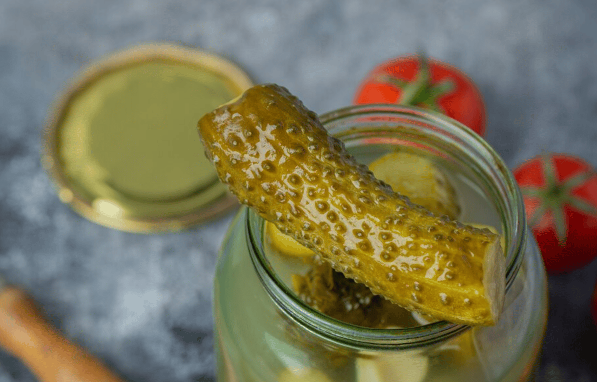Банка с консервированными огурцами