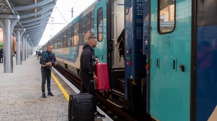 Українці не можуть купити квитки на потяги УЗ онлайн — що сталося - 285x160