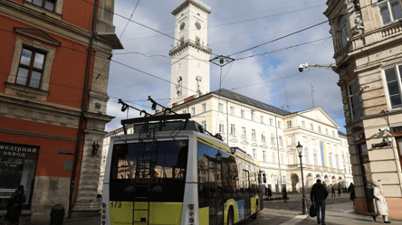Во Львове сократили количество трамваев и троллейбусов — причина - 290x166