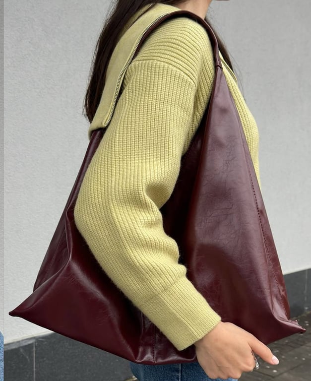 Яка сумка легко подружиться з пальто і пуховиком