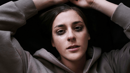 Почему нельзя сдерживать слезы — вот как это влияет на психику - 285x160