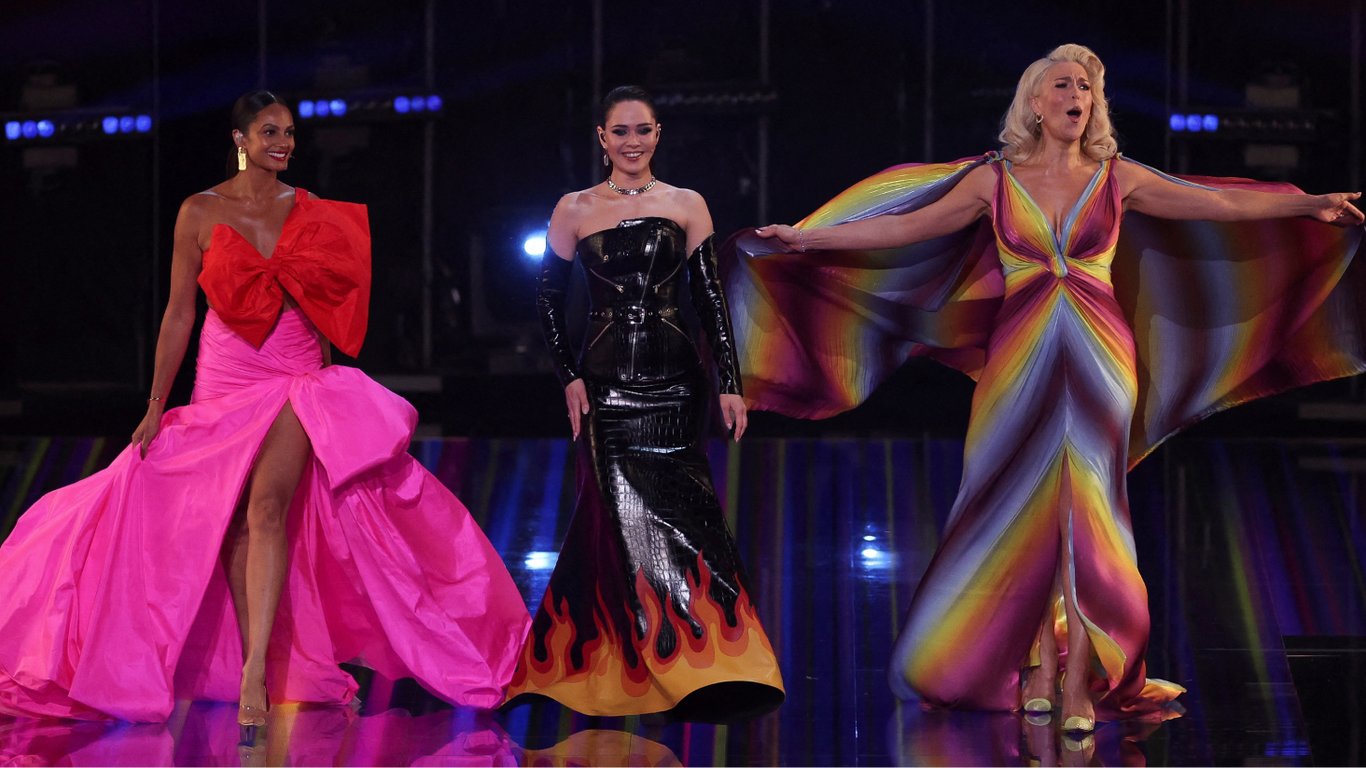 Ведущих "Евровидения-2023" сравнили с героинями сериала "Уэнздей"