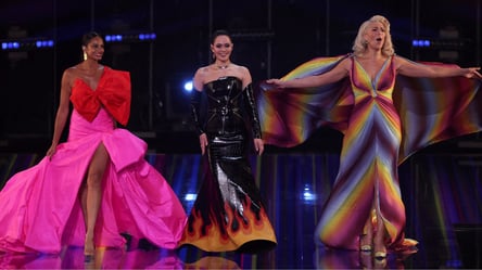 Ведущих "Евровидения-2023" сравнили с героинями сериала "Уэнздей" - 285x160