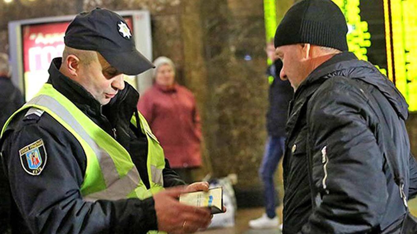 Львовянин брызнул в полицейского перечным баллончиком после требования показать документы