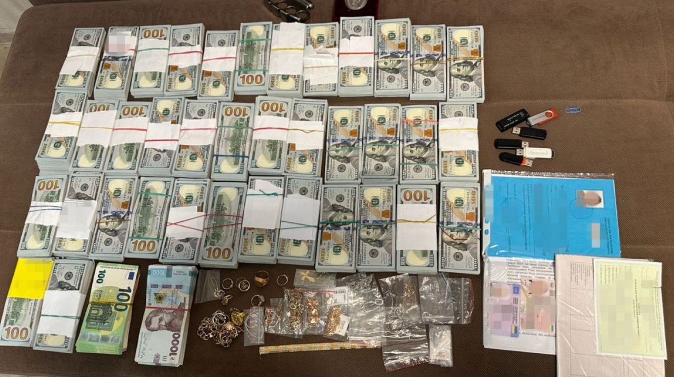 Драгоценности, деньги и паспорт РФ — на Николаевщине задержали главу МСЭК - фото 3