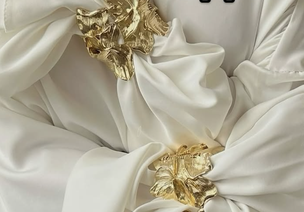 Сейчас браслеты модно носить поверх одежды