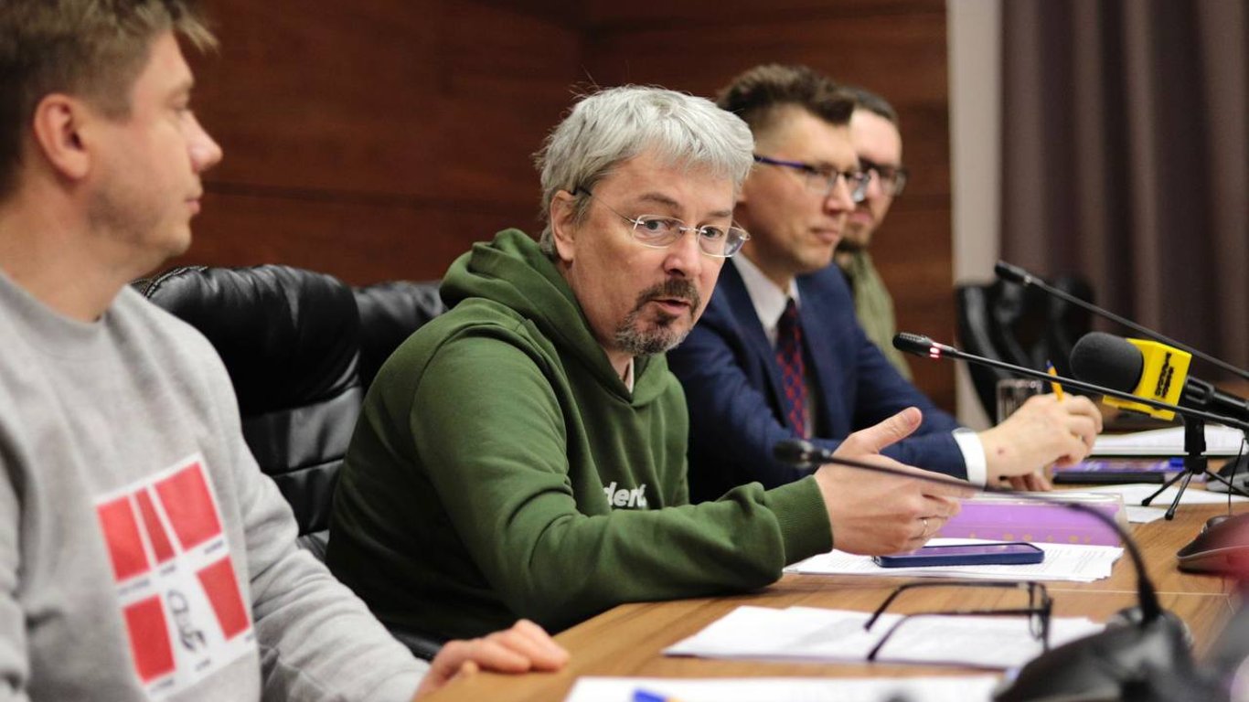 Александр Ткаченко призвал Полтавский горсовет решить вопрос с памятником Петру I