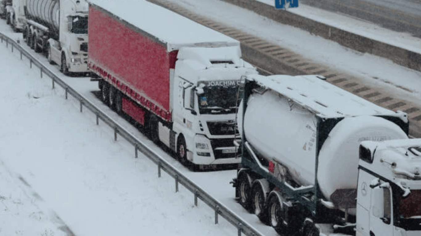 Держприкордонслужба назвала кількість вантажівок, що стоять на кордоні з Польщею