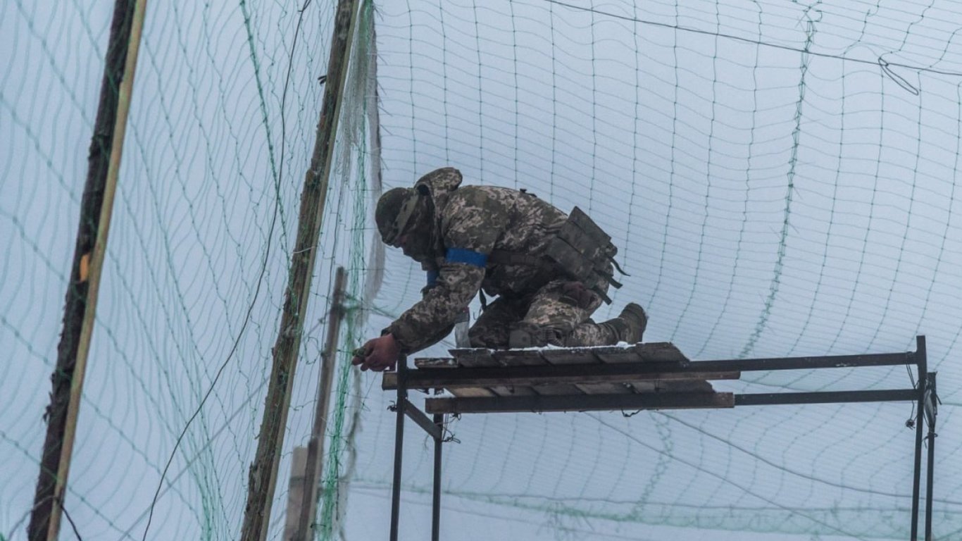 Центр Херсона на 90% затянули антидронными сетками