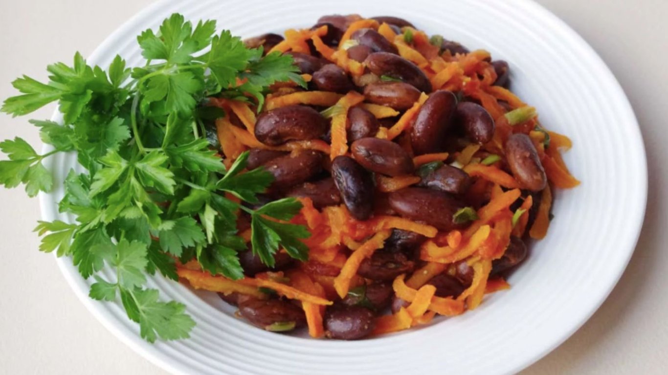 Салат з квасолі, моркви та цибулі