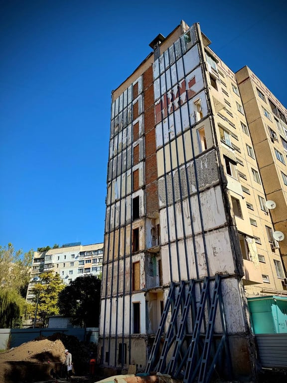 В Одесі відновлюють будинок зруйнований шахедом