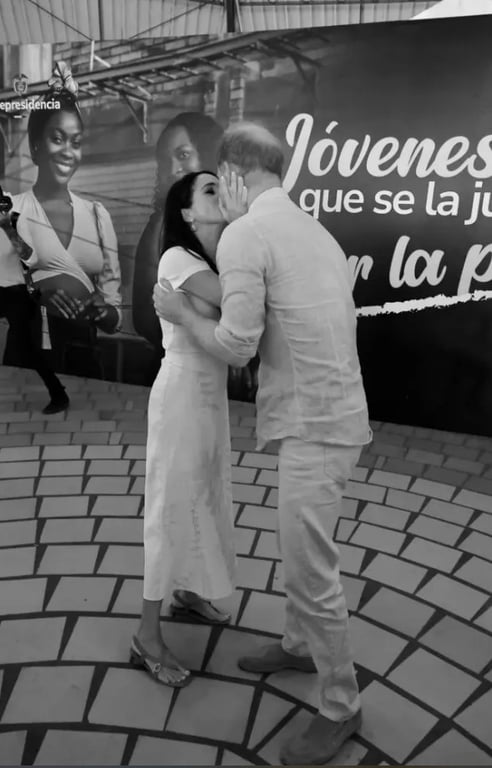 Меган Маркл и принца Гарри поймали за поцелуями во время визита в Колумбию - фото 1