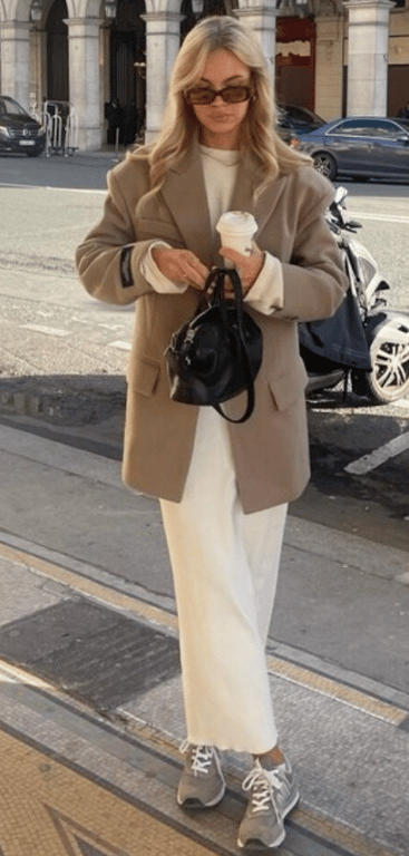 Молодая девушка в платье и городских кроссовках