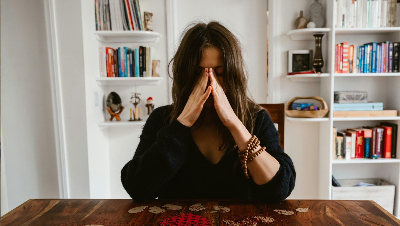 Женщина страдает от боли