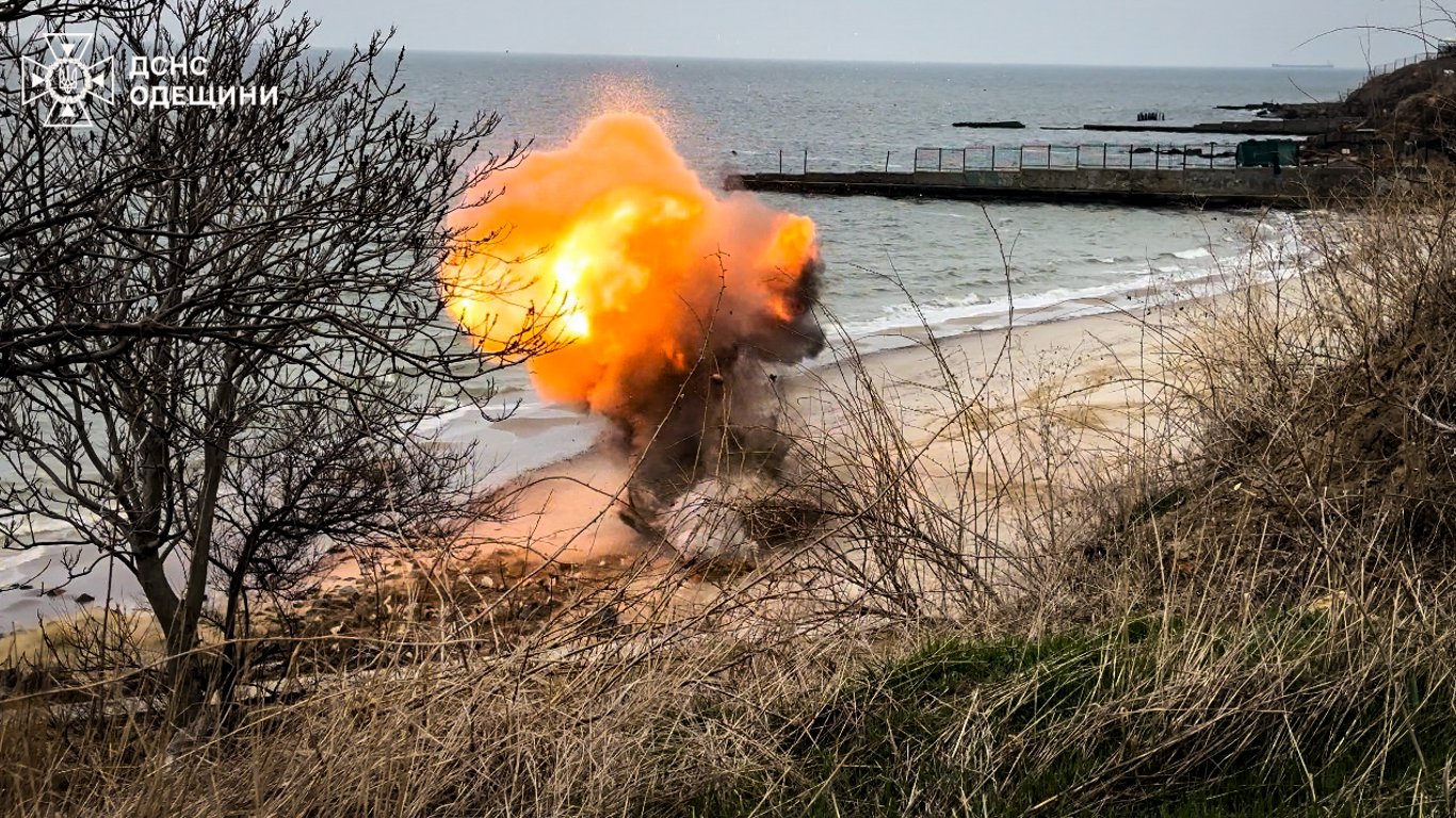 На одном из пляжей Одессы уничтожили мину