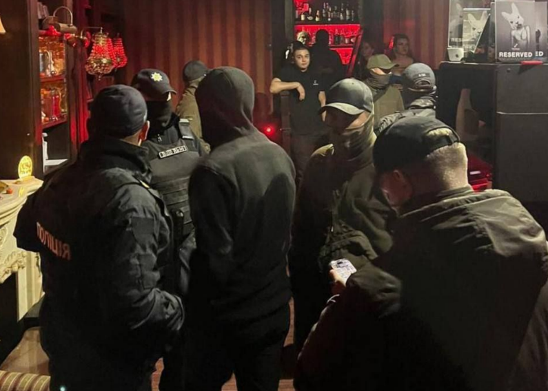 поліція в стриптиз-клубі