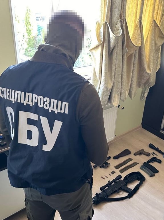 Правоохоронці затримали чоловіків, які намагались продати авторитету трофейну зброю - фото 3