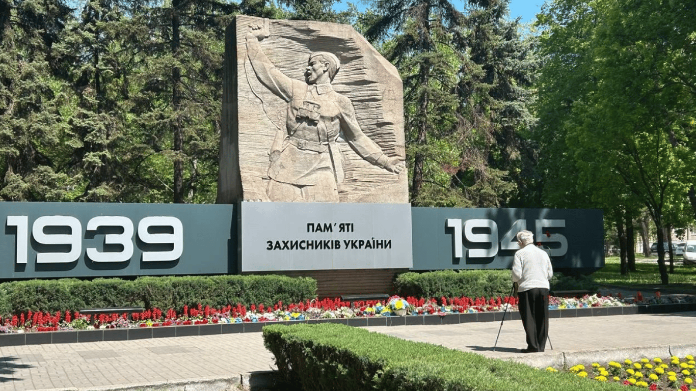 В Запорожье люди несут цветы к мемориалу: фоторепортаж 9 мая